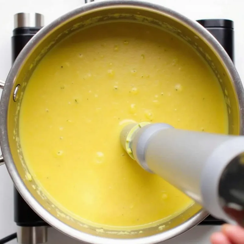 Blending vegan potato and broccoli soup